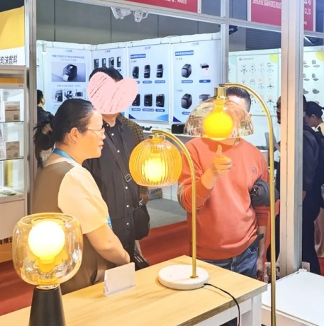 DeepGlo社が深圳国際医療機器見本市で3つの光線療法ソリューションを展示